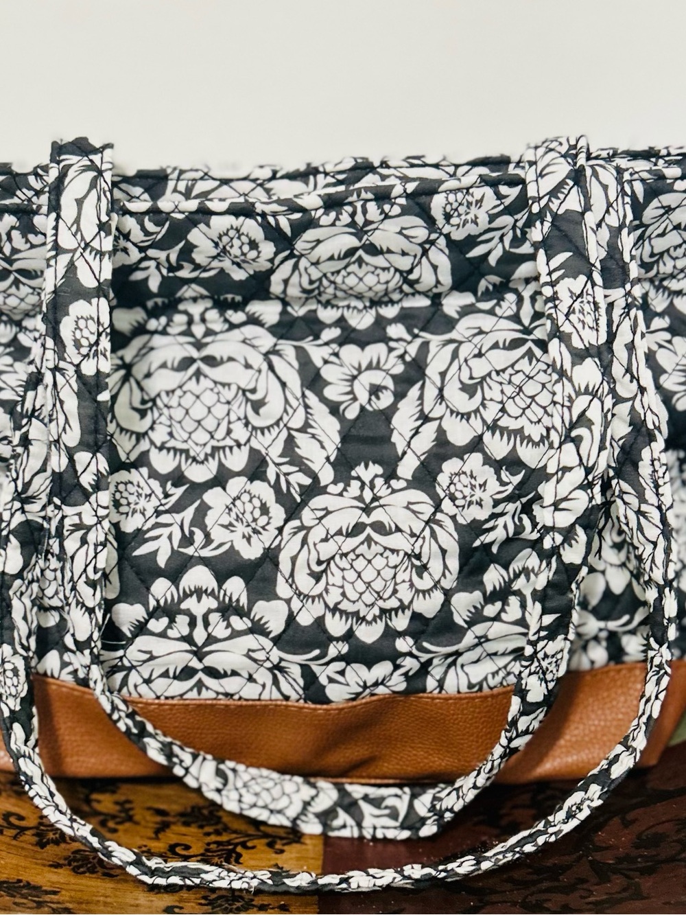 Stone Mountain NY quilted tote bag -black & white pattern - faux leather bottom - Picture 6 of 14